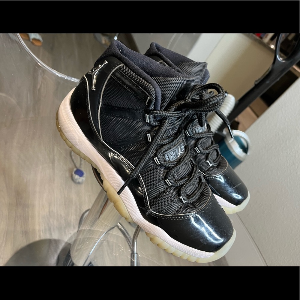 Jordan High Top 11. Color: black & white, gum bottom. Size: 6.5 Boys